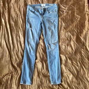 FRAME- A SIGNATURE SKINNY JEAN WITH A CLEAN SILHOUETTE. Le Skinny de Jeanne